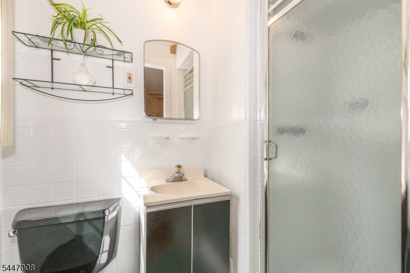 Full Bathroom 2 of 2