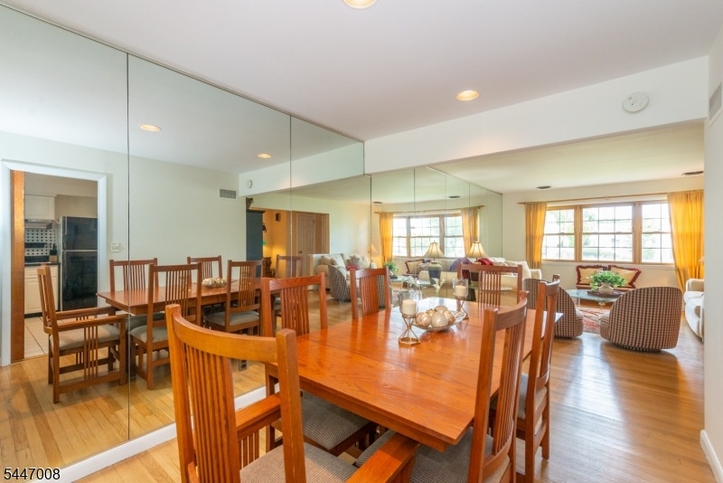 Full Size Dining Rm