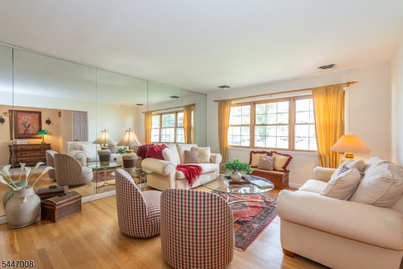 Living Room w Oversize Window