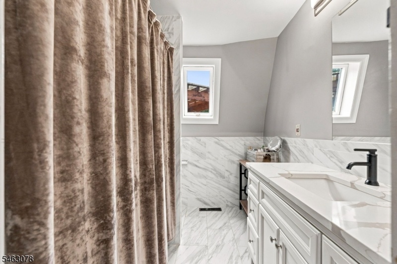 Ensuite Full Bath