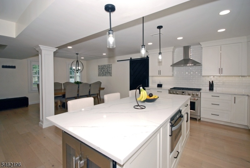 Center Island w/Build-In