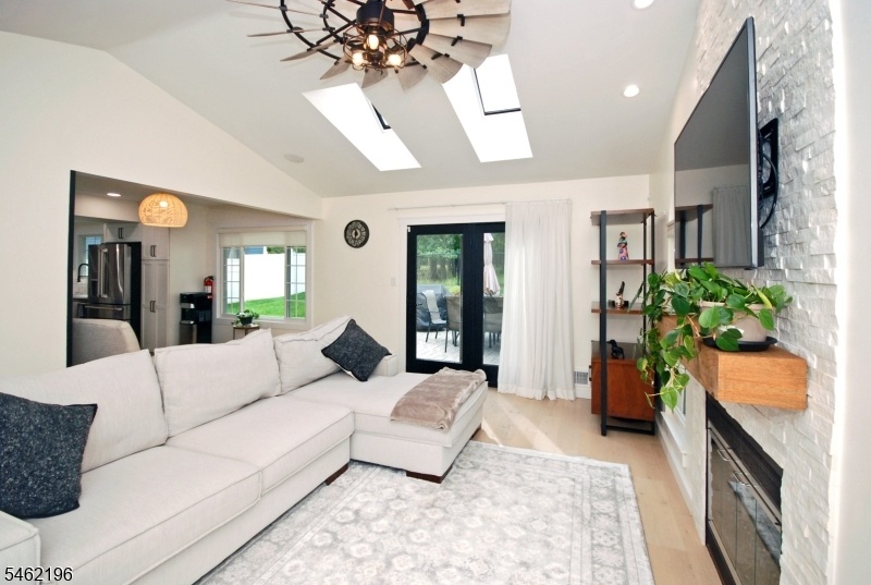 LR w/Skylights