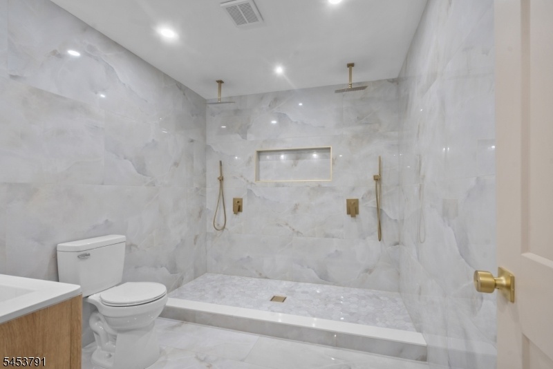 Primary bed double head shower