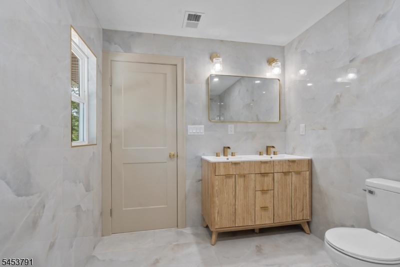Primary bed bathroom