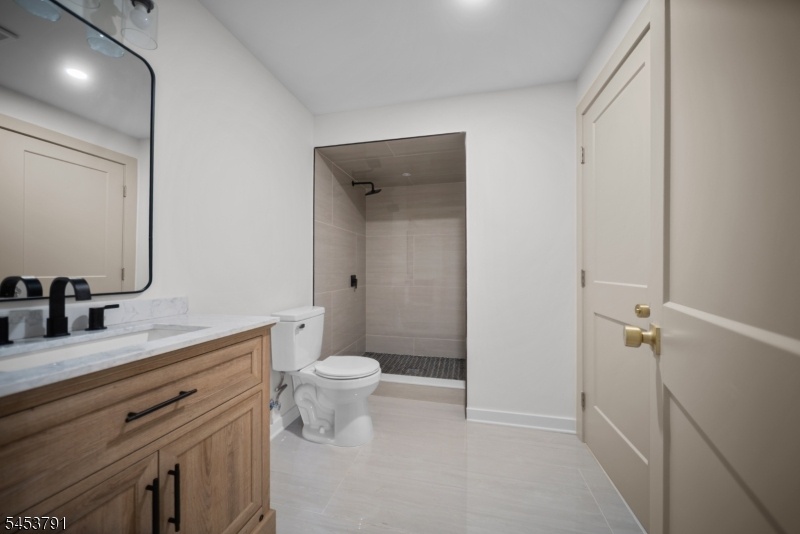 Full bath ground lvl
