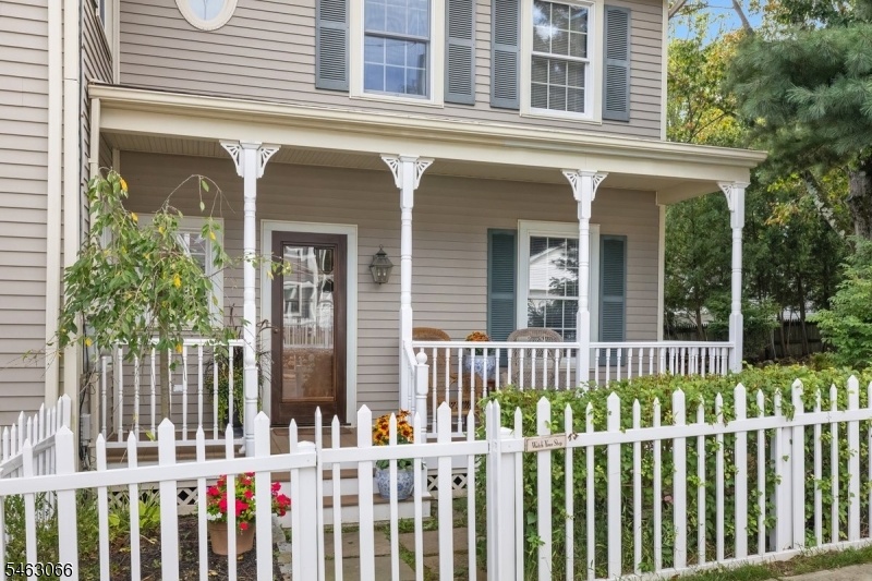 Side entrance with 2nd porch