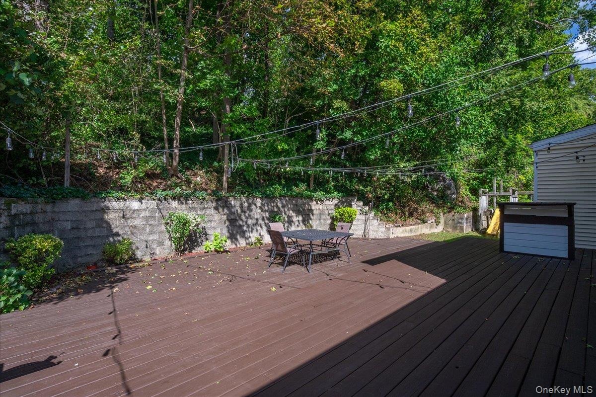 Large 2 level deck for plenty of entertaining space