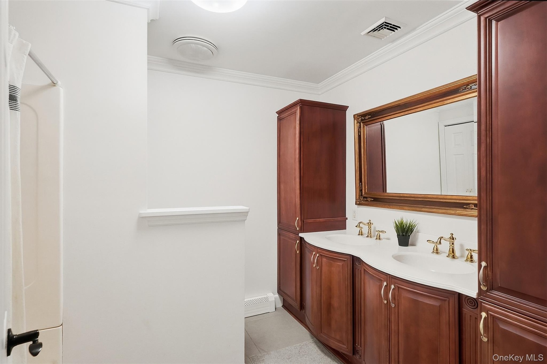 Upstairs full bathroom