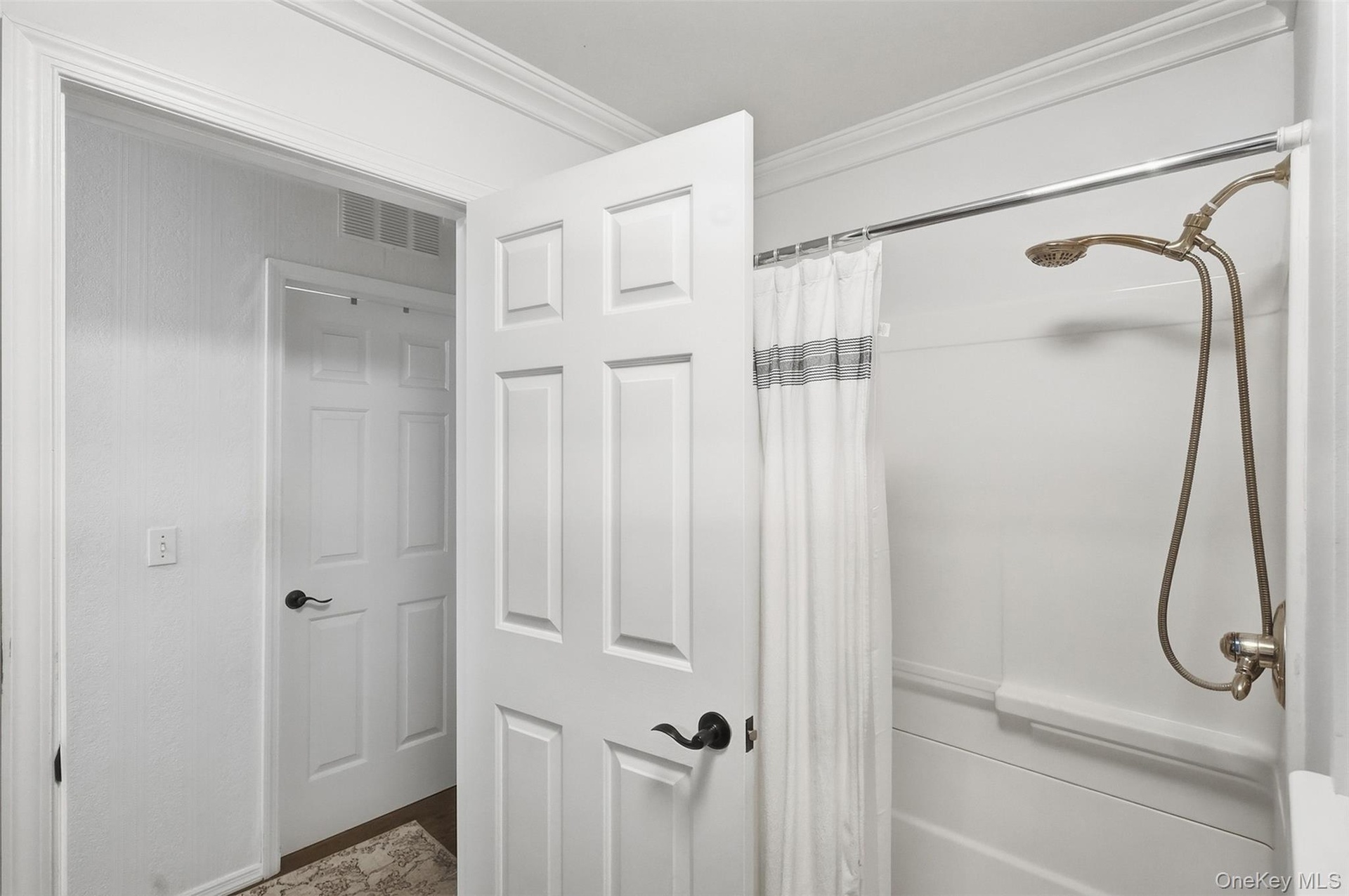 Upstairs full bathroom with tub