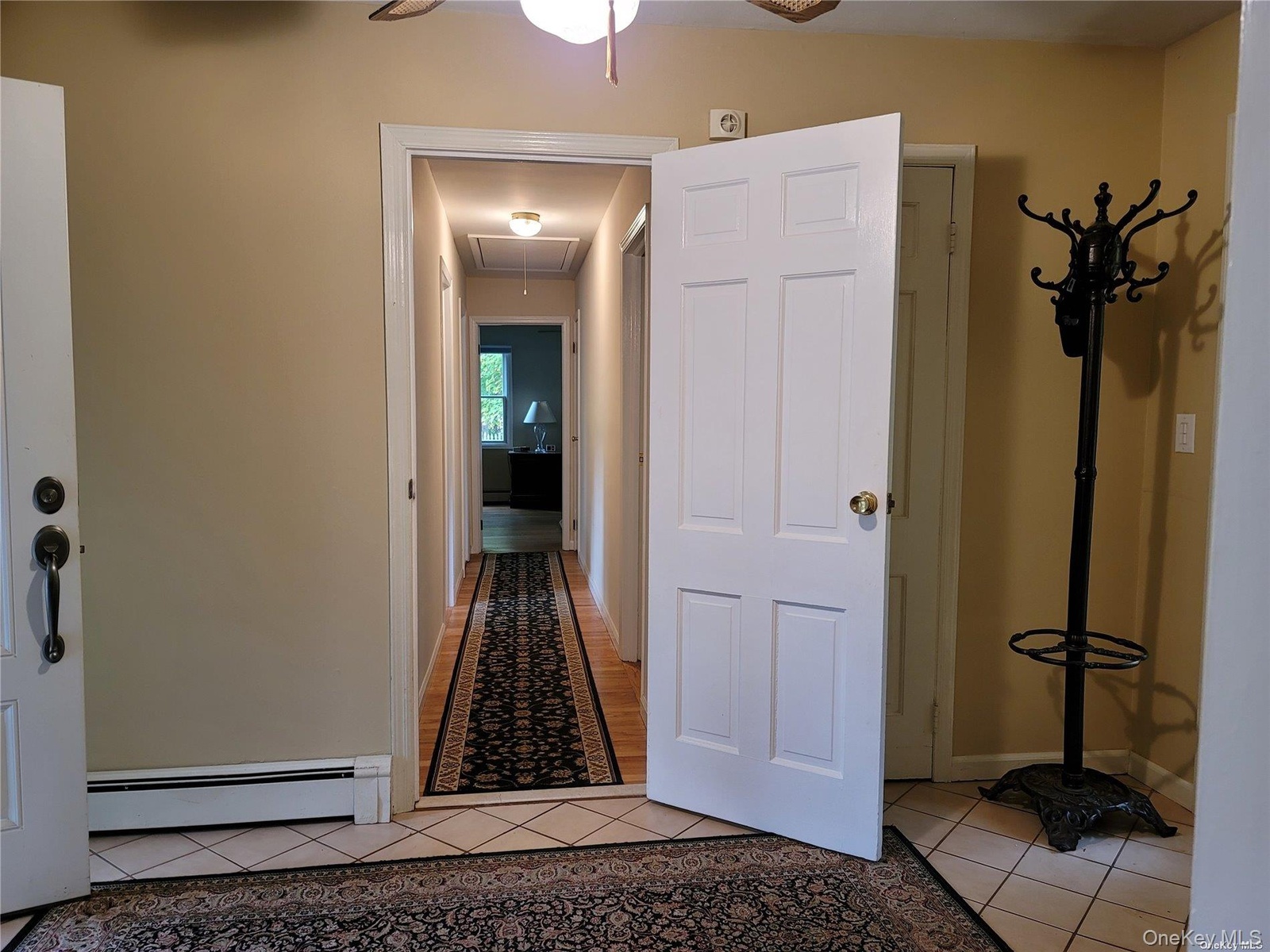 foyer to bedrooms