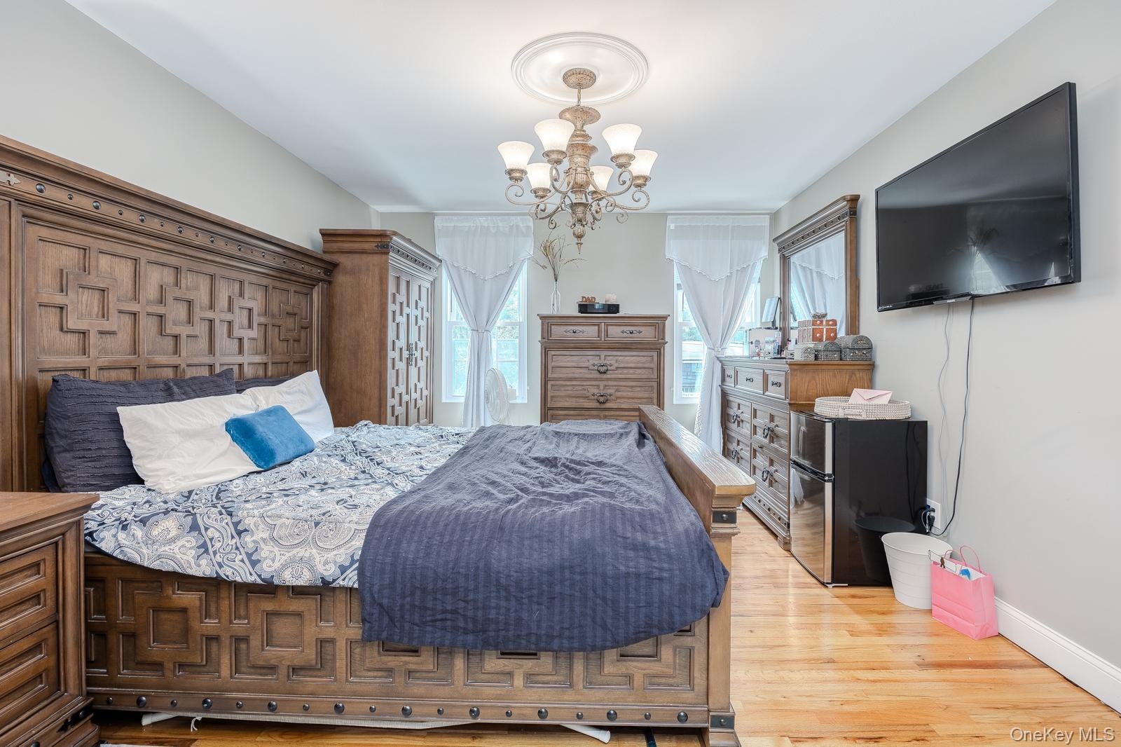 Master bedroom hardwood flooring, recessed lighting, ceiling medallion, and a multi-arm chandelier