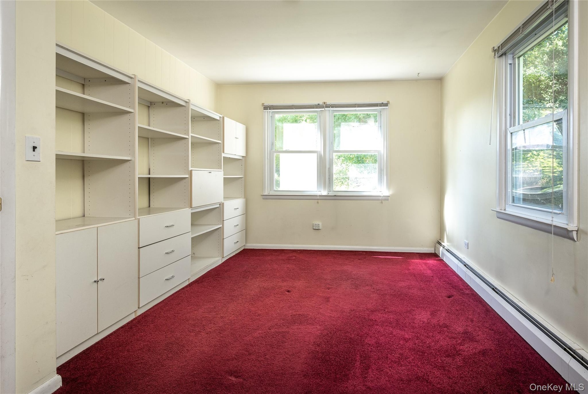 Bedroom w/built-in shelving