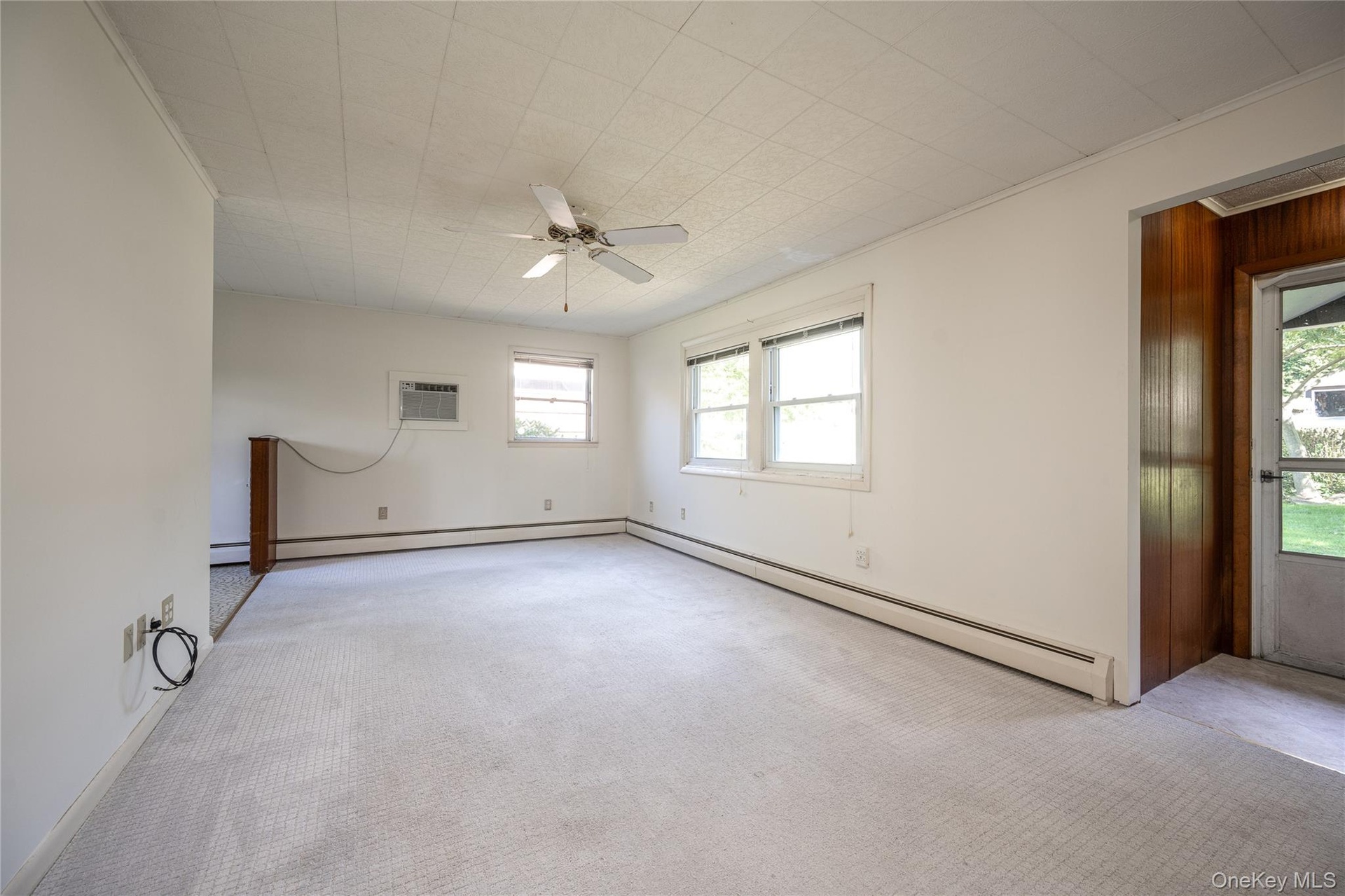 Main Entry foyer into Living Rm