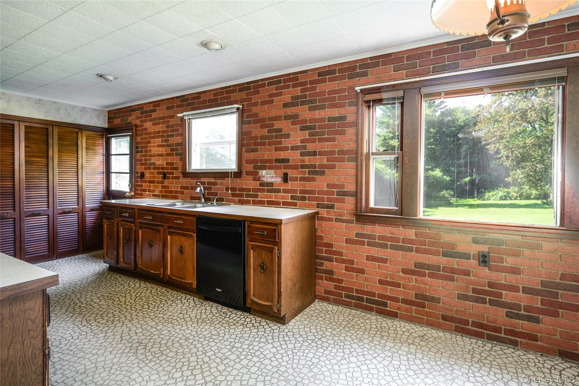 Eat-in-kitchen w/door to backyard