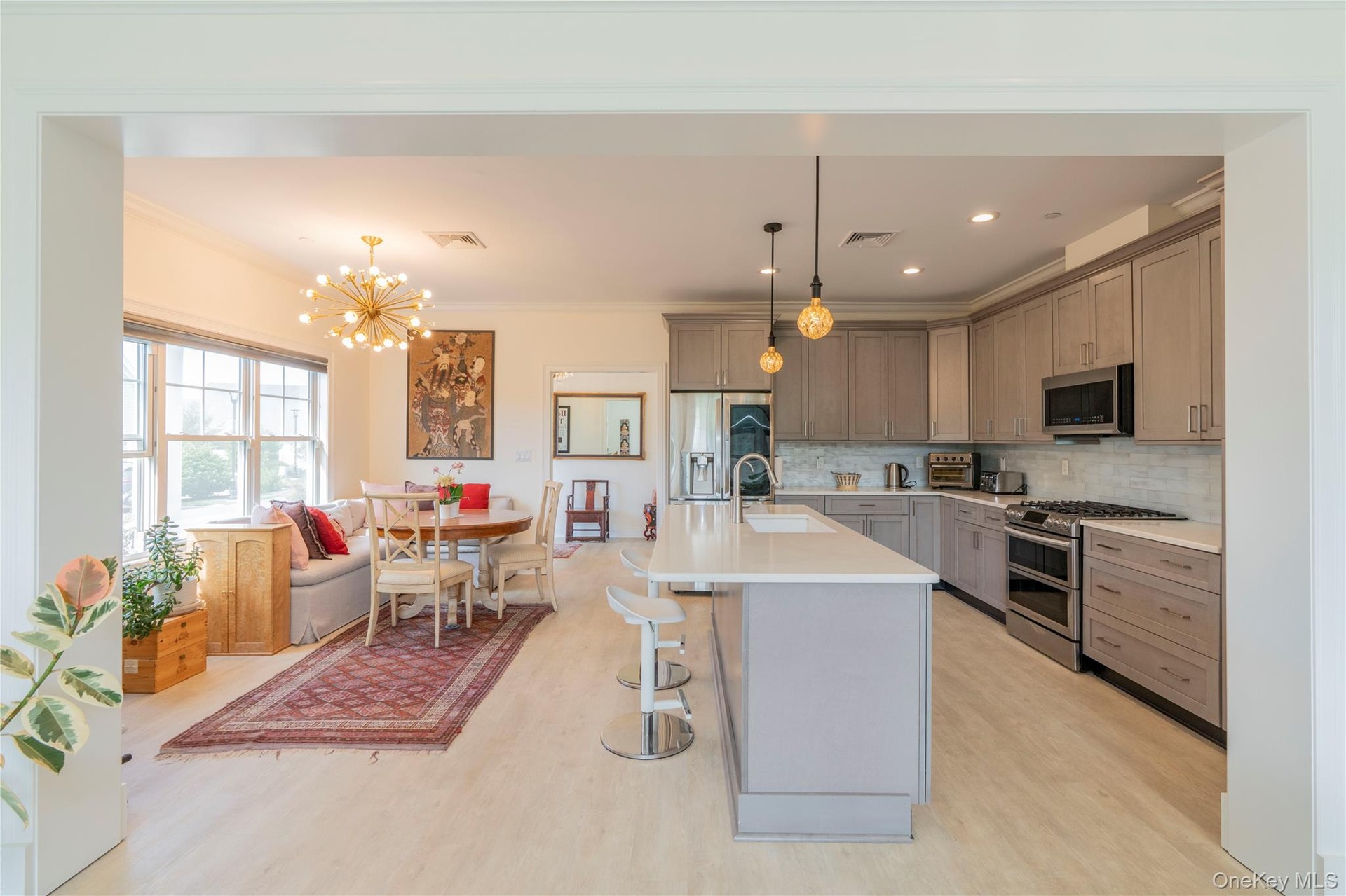 Contemporary Style Open Kitchen to Dining Area