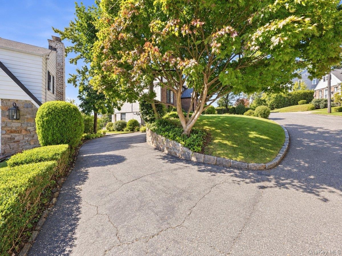 Driveway to the left side of the House