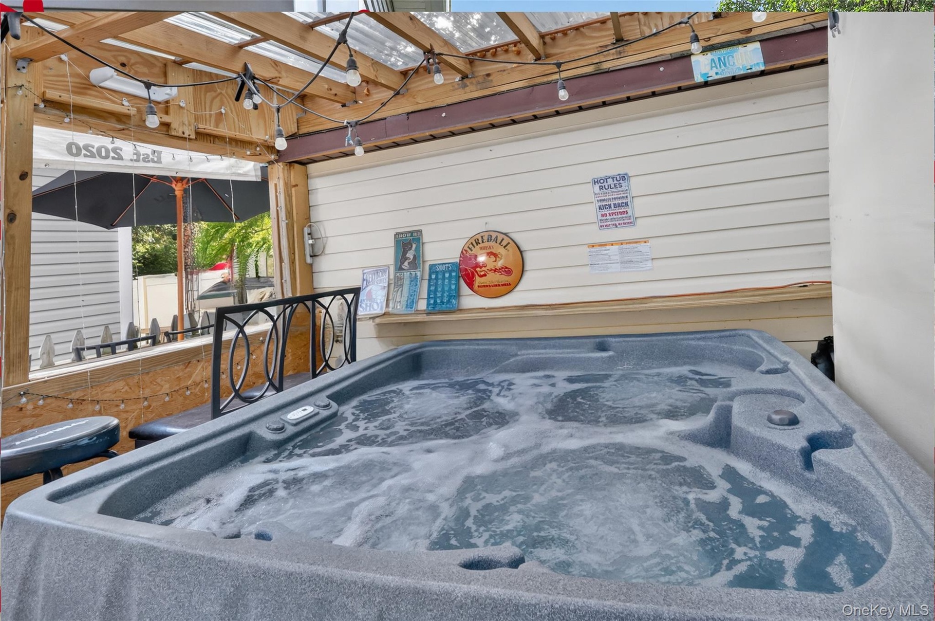 Hot Tub & Bar