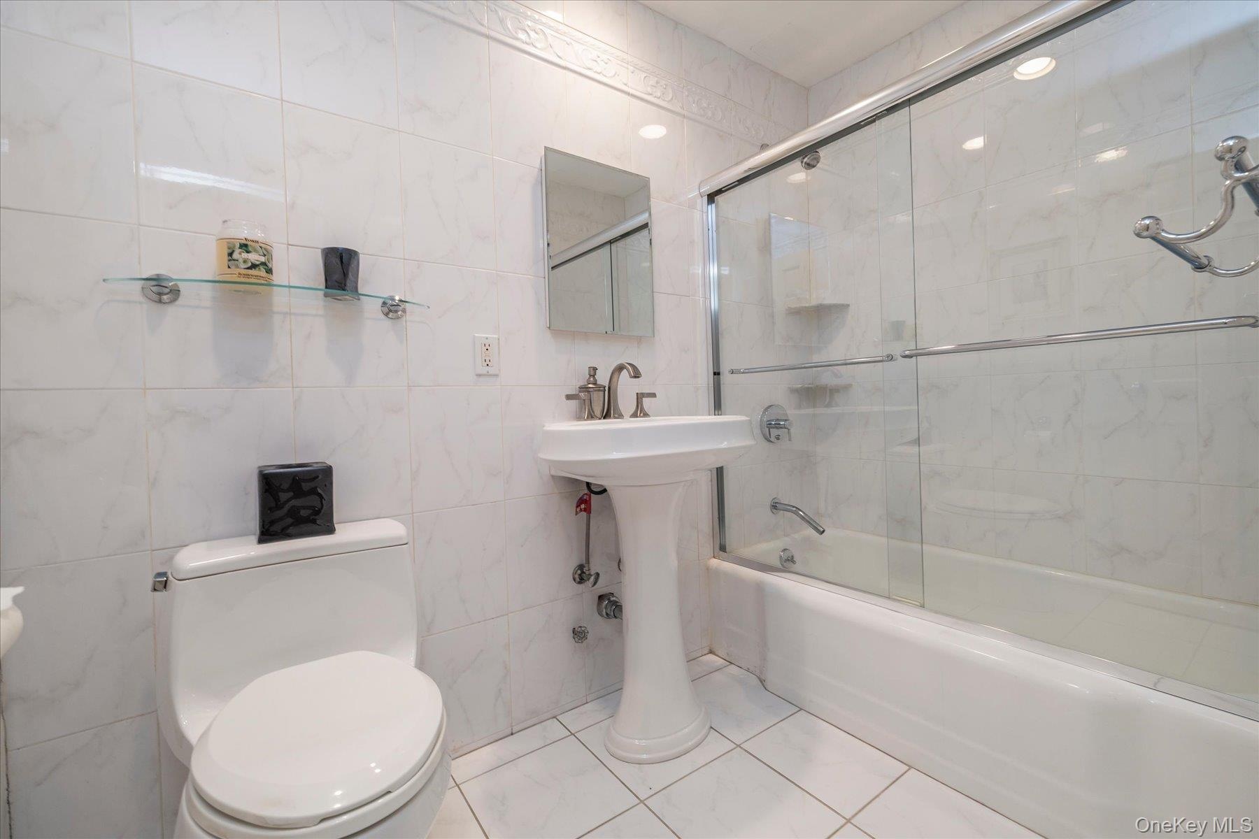 Neutral 3 piece Bath w/ Tub