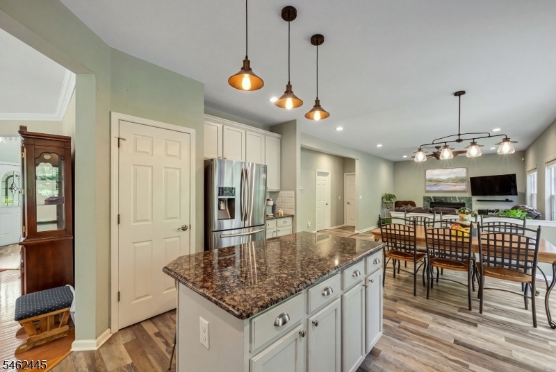 CENTER ISLAND/BREAKFAST BAR