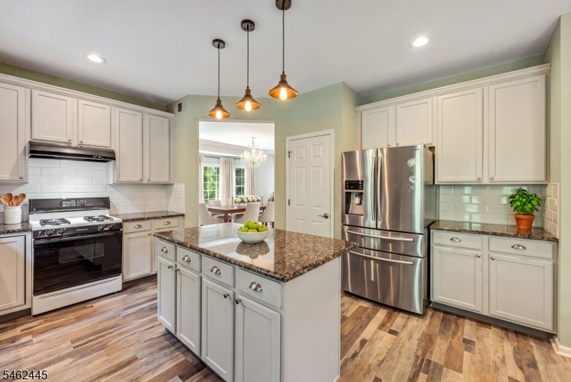 SPACIOUS KITCHEN