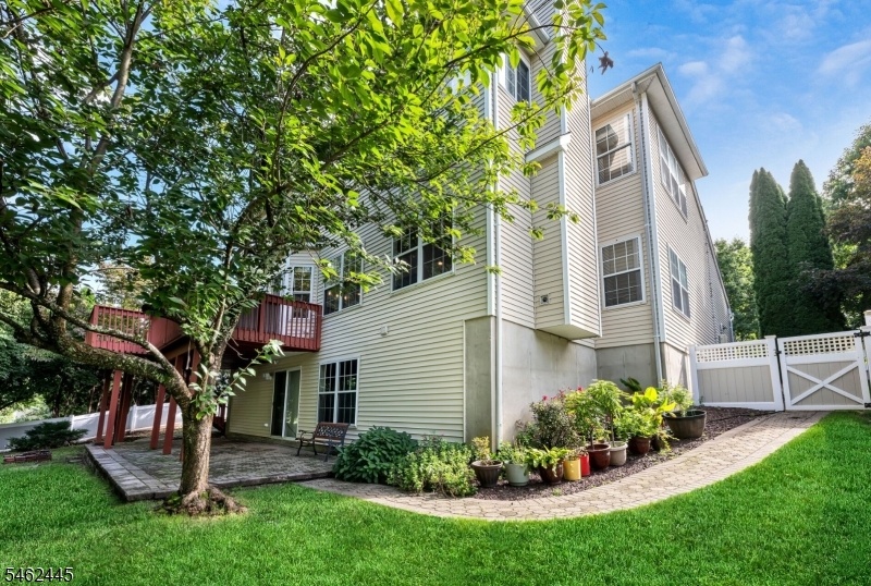 WALKWAY TO FRONT