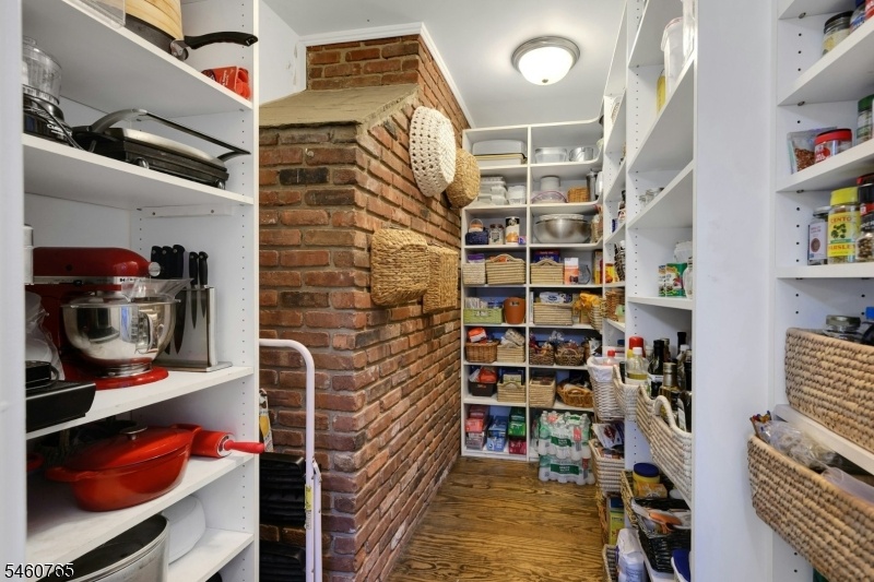 Walk In Pantry!