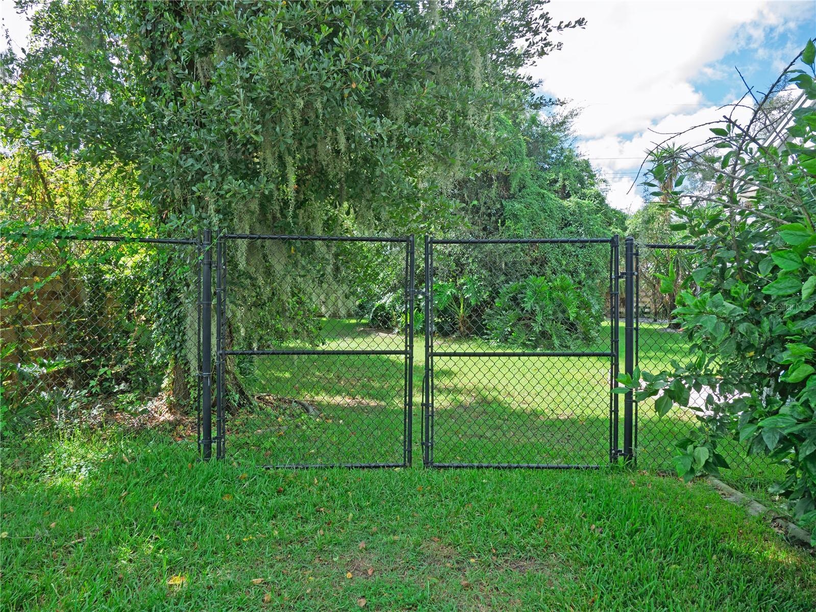Double Gate, perfect for larger vehicles and storage