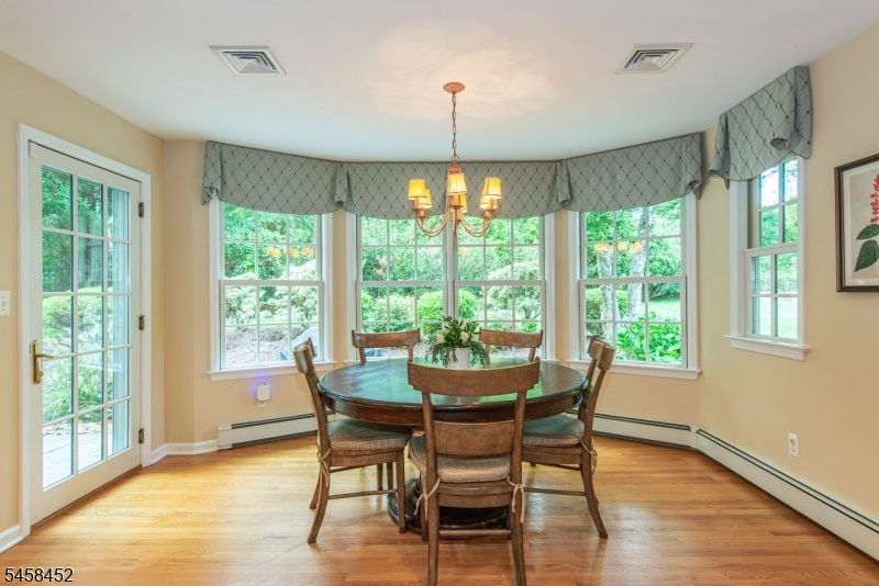 Kitchen- Eat=In Area