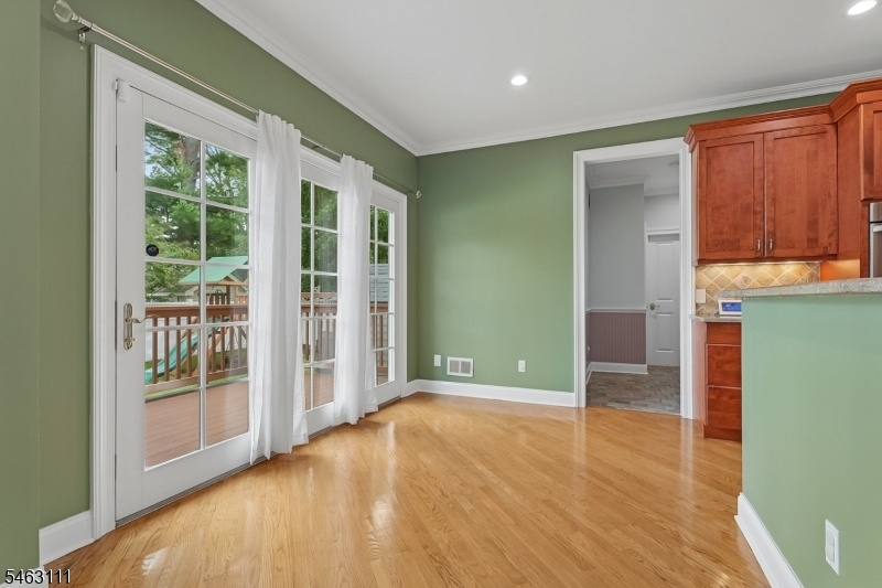 Breakfast room to deck