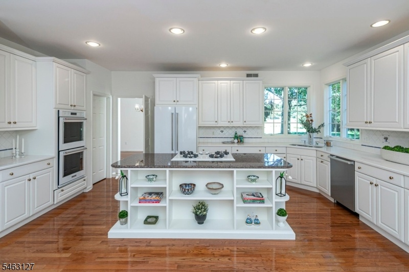 Kitchen w/Large Center Island