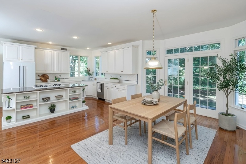 Eat-In Kitchen