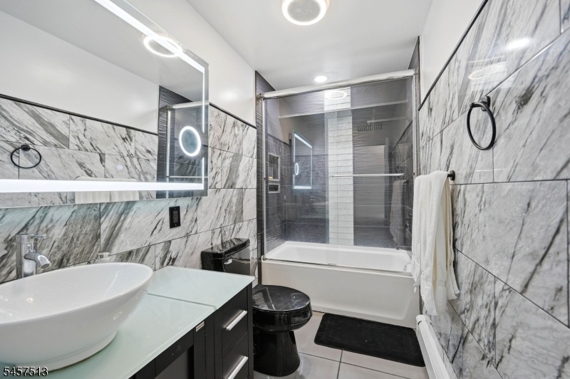 2ND FL BATHROOM