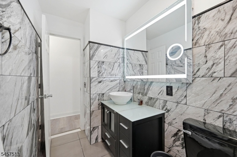 2ND FL BATHROOM