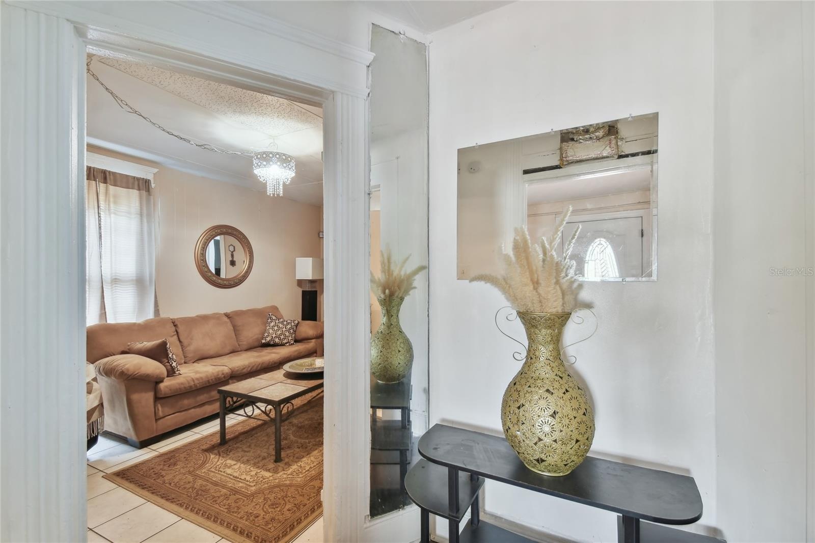 2 bedroom Single Family House Foyer