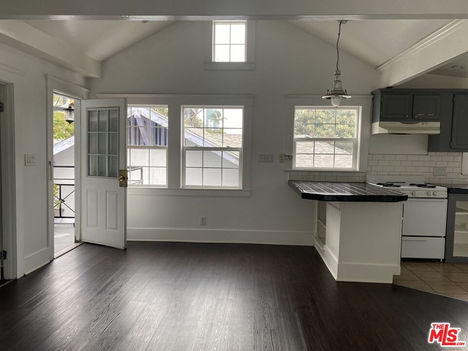 6640 1l2 Living & Kitchen Area
