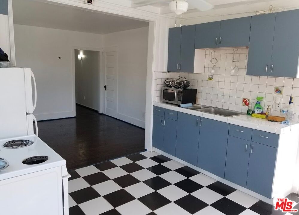 6640 Kitchen p3