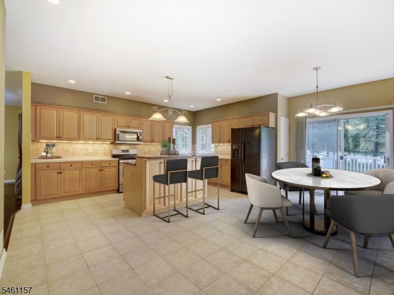 VIRTUALLY STAGED KITCHEN