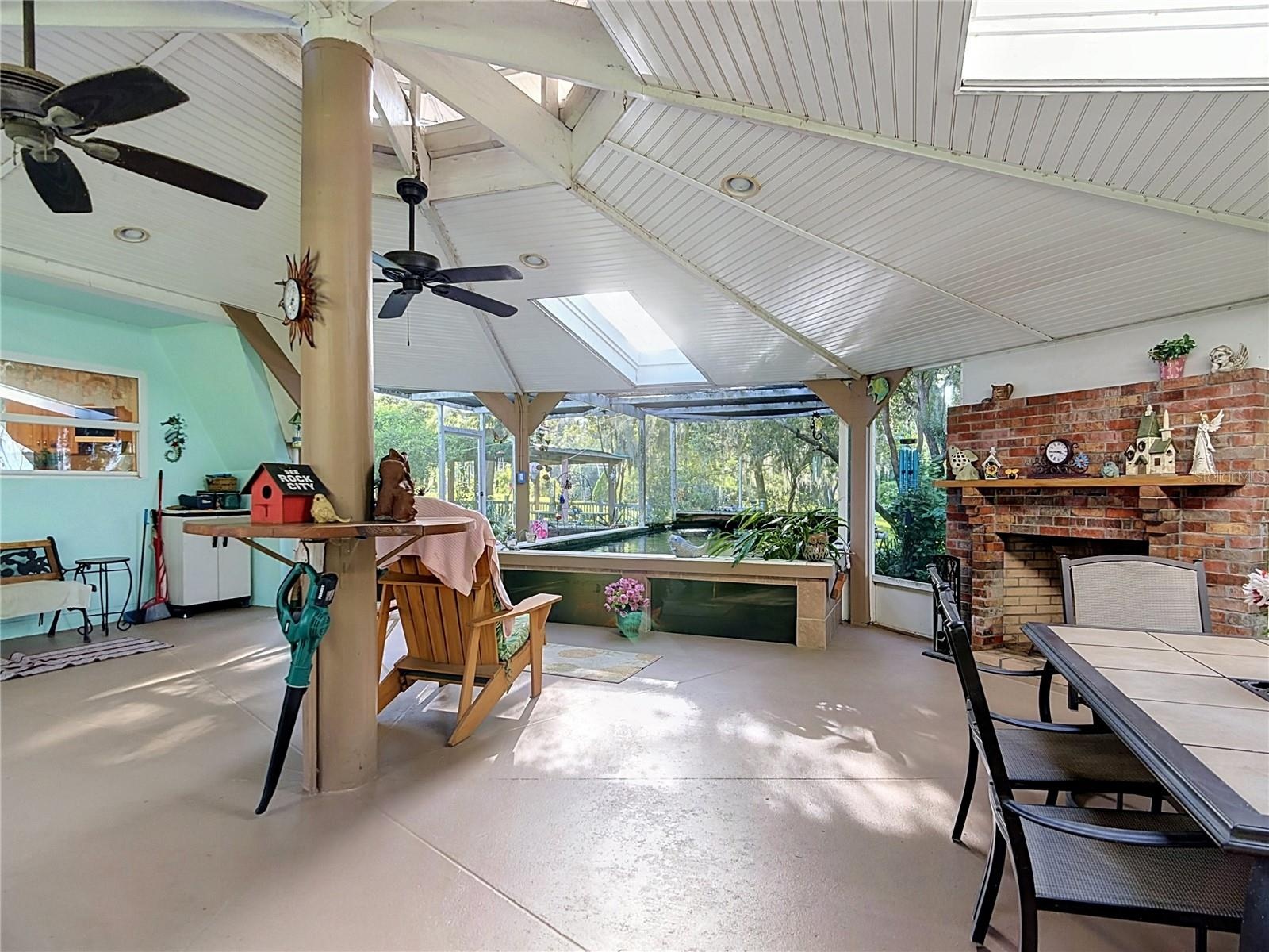 Huge screened lanai.