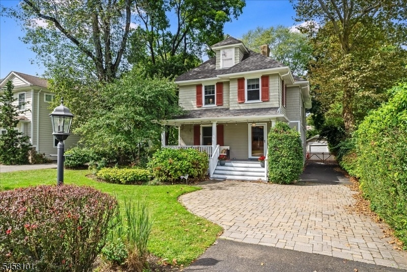 Beautiful maintained Colonial