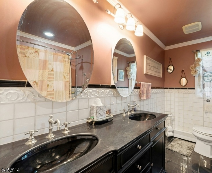 Main bath with tub/shower