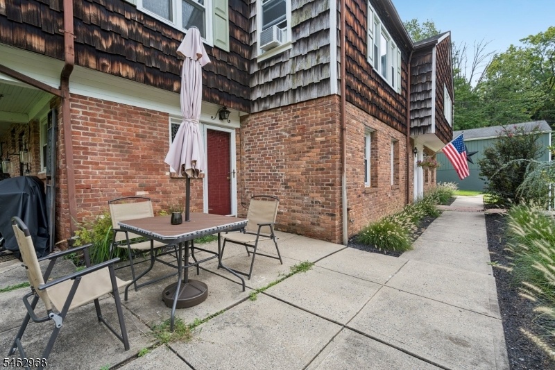 Entrance In law suite w patio