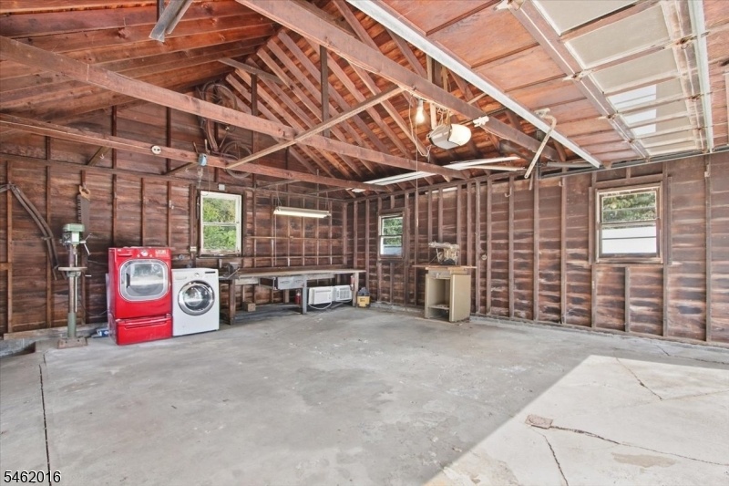 Oversized GARAGE View 3