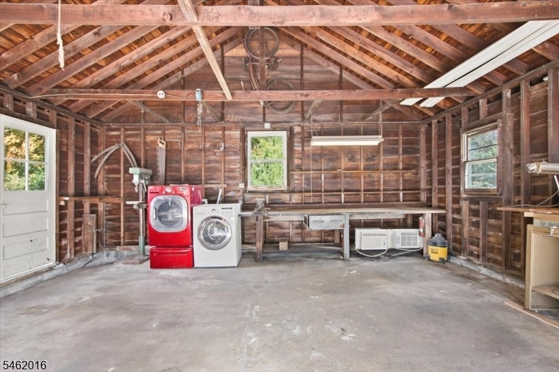 Oversized GARAGE View 2