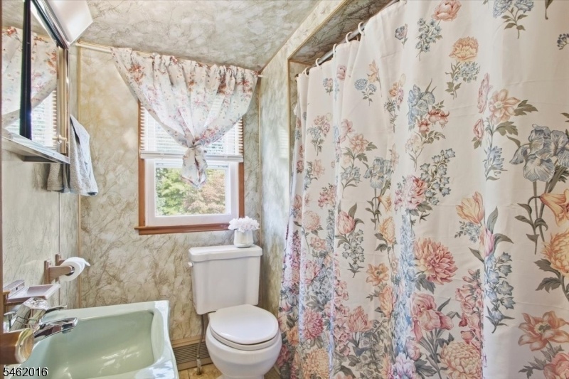 2nd Floor FULL Bathroom
