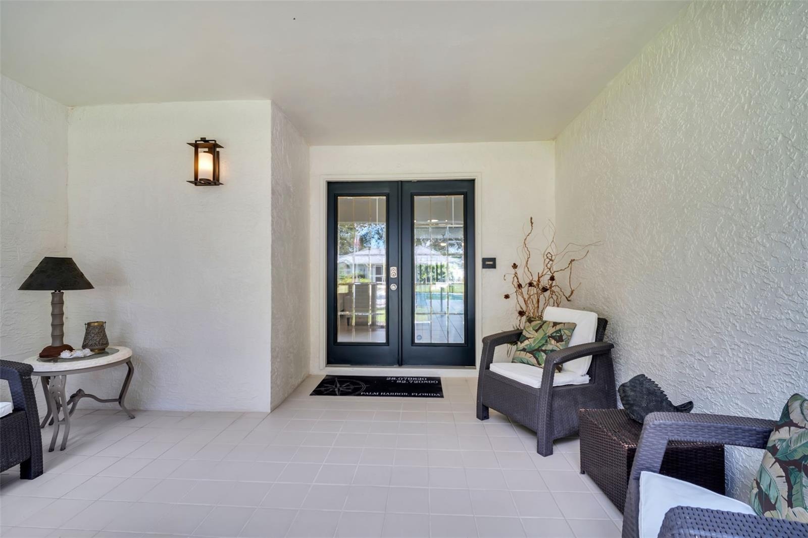 Spacious front patio for outdoor seating~