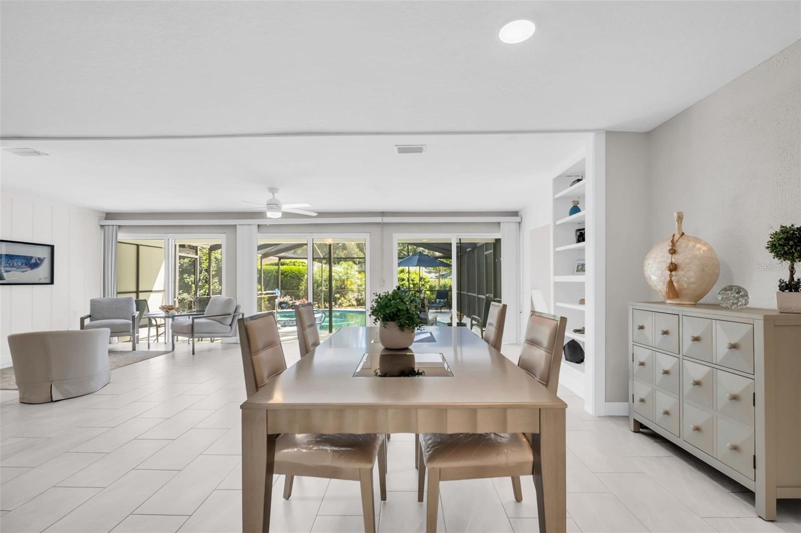 Large dining room makes family holidays and entertaining a breeze~