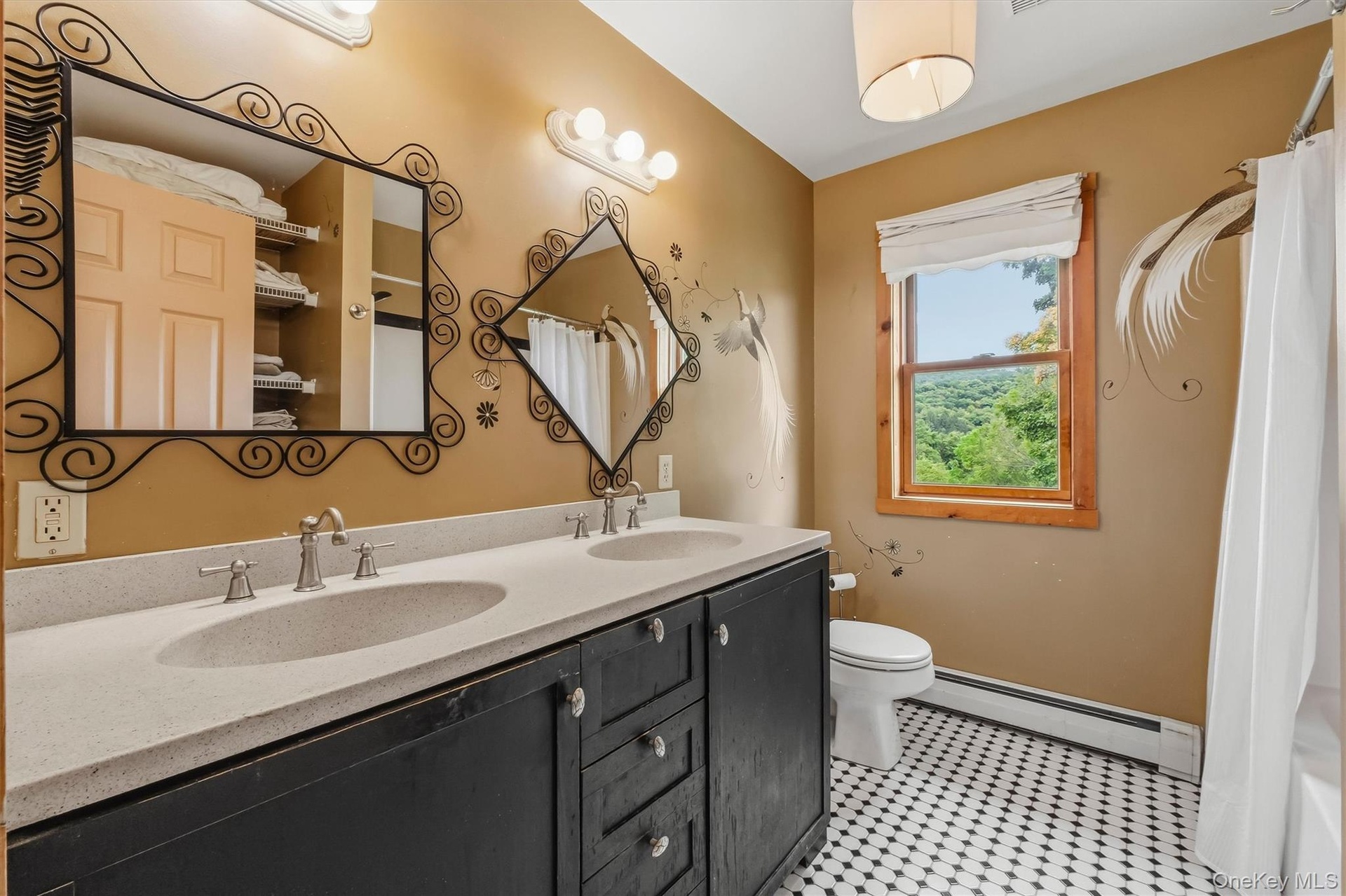 Full bathroom on 2nd level w/tub/shower.
