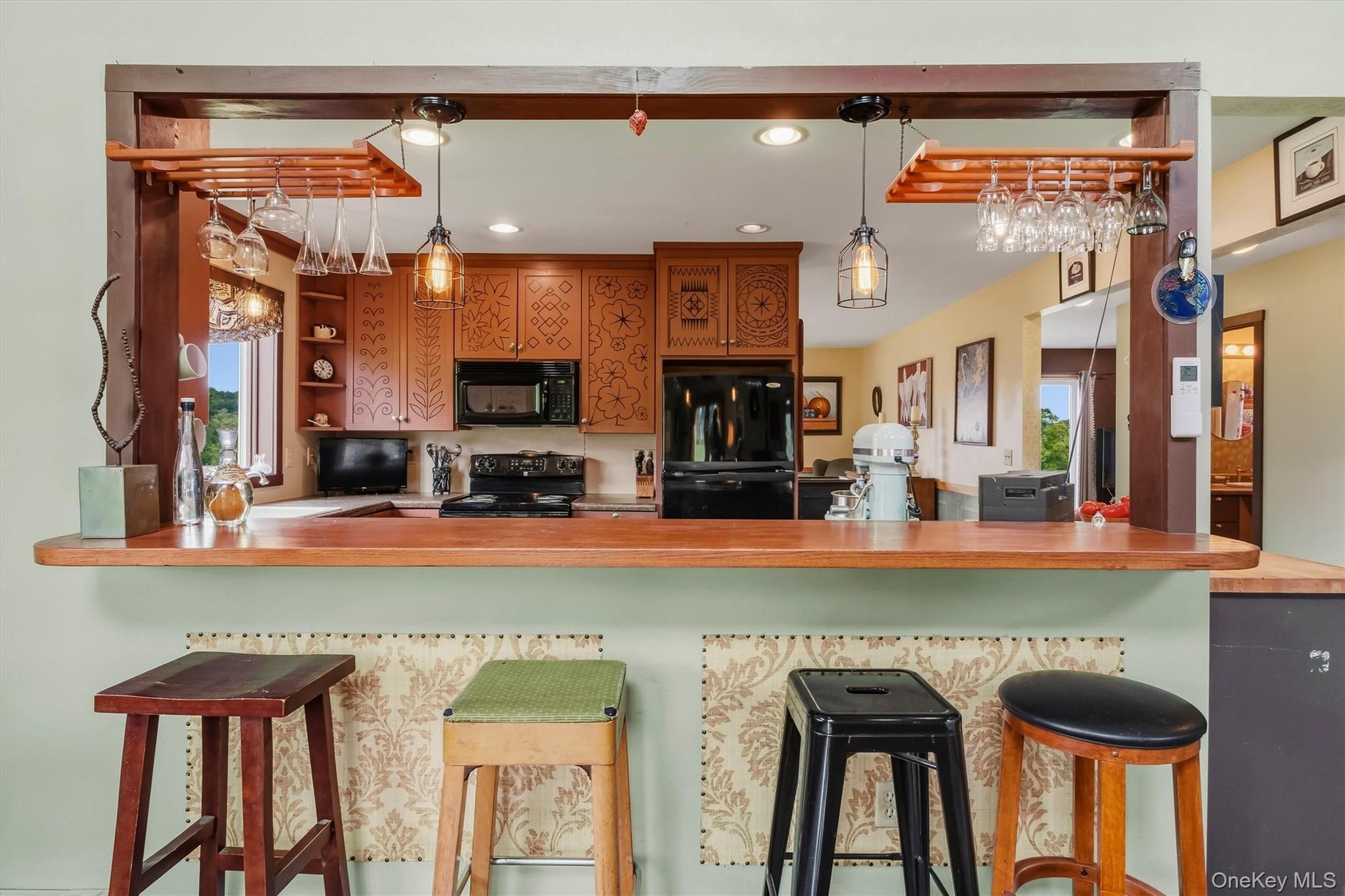 Open kitchen w/breakfast bar