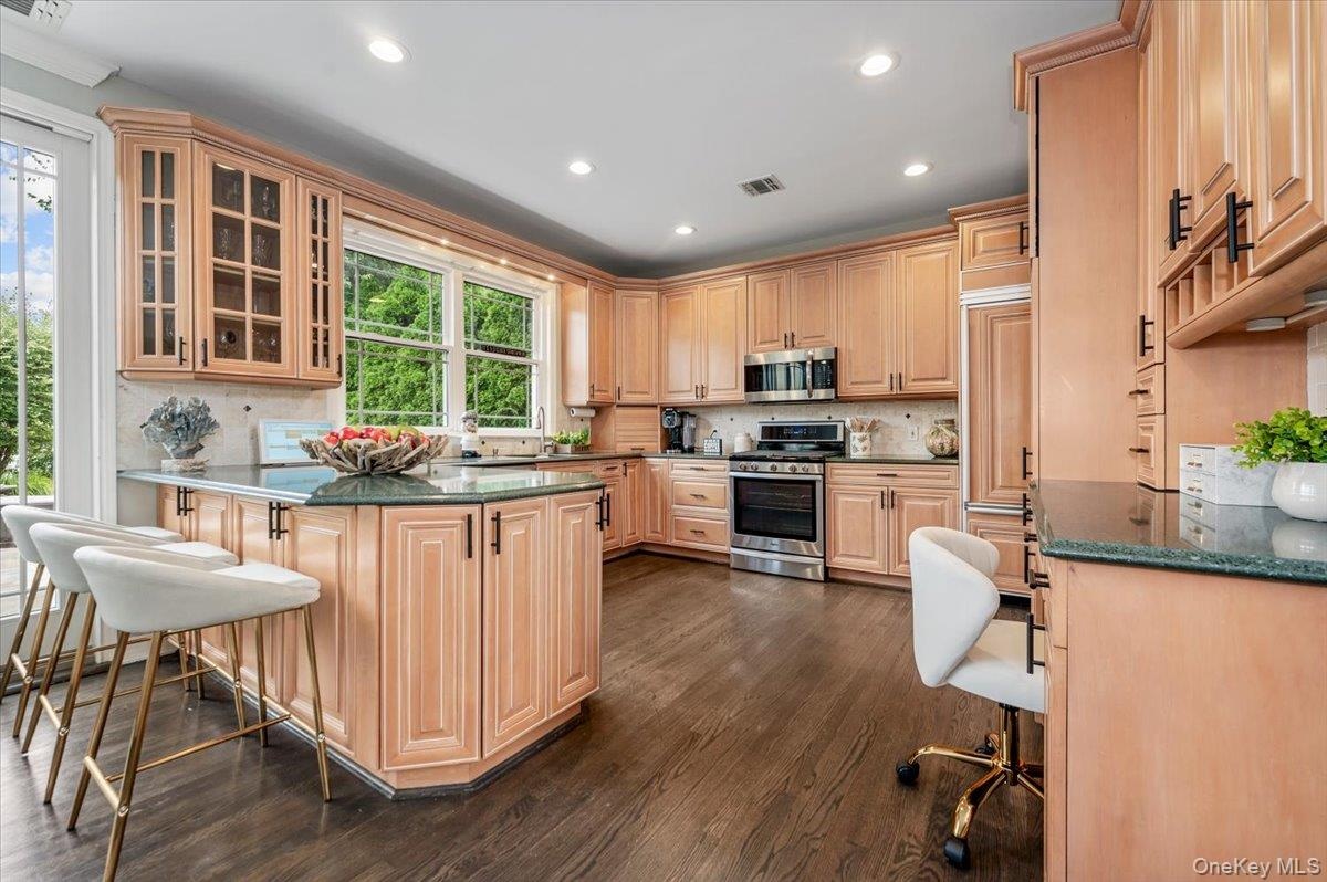 Eat-In Kitchen