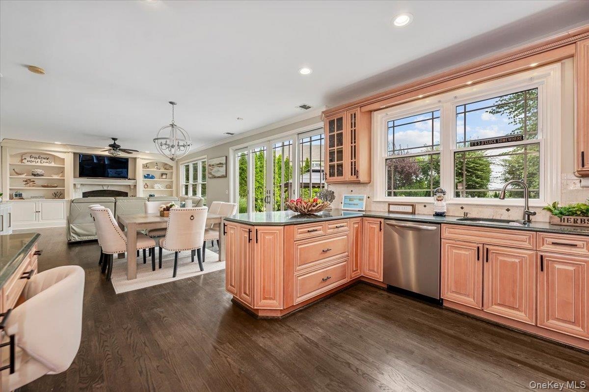 Eat-In Kitchen